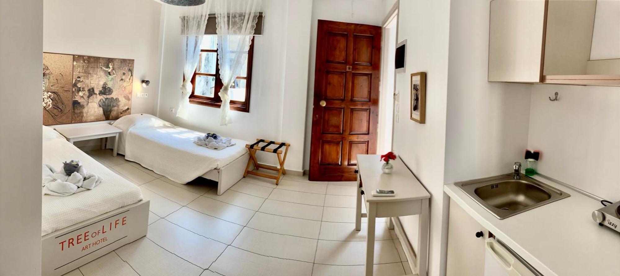 Tree Of Life Art Hotel Agia Marina Стая снимка