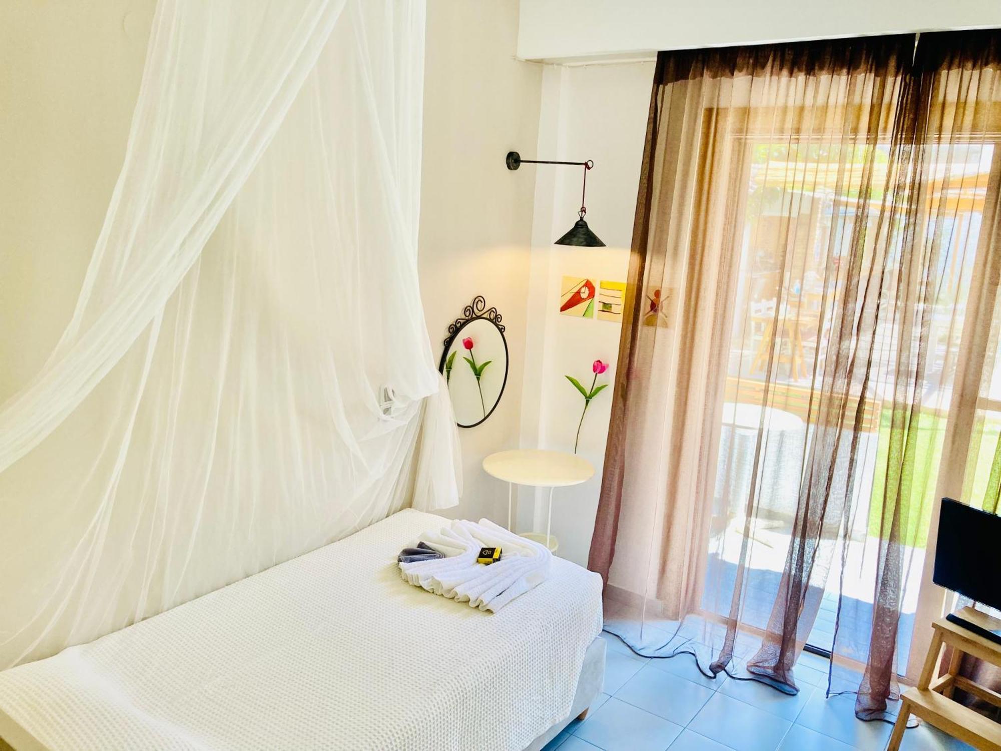 Tree Of Life Art Hotel Agia Marina Стая снимка