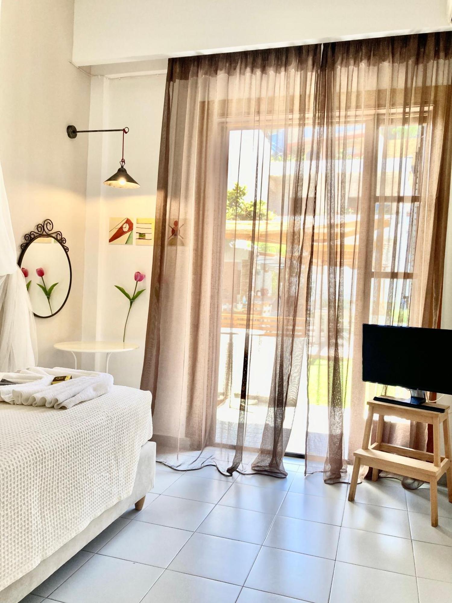 Tree Of Life Art Hotel Agia Marina Стая снимка