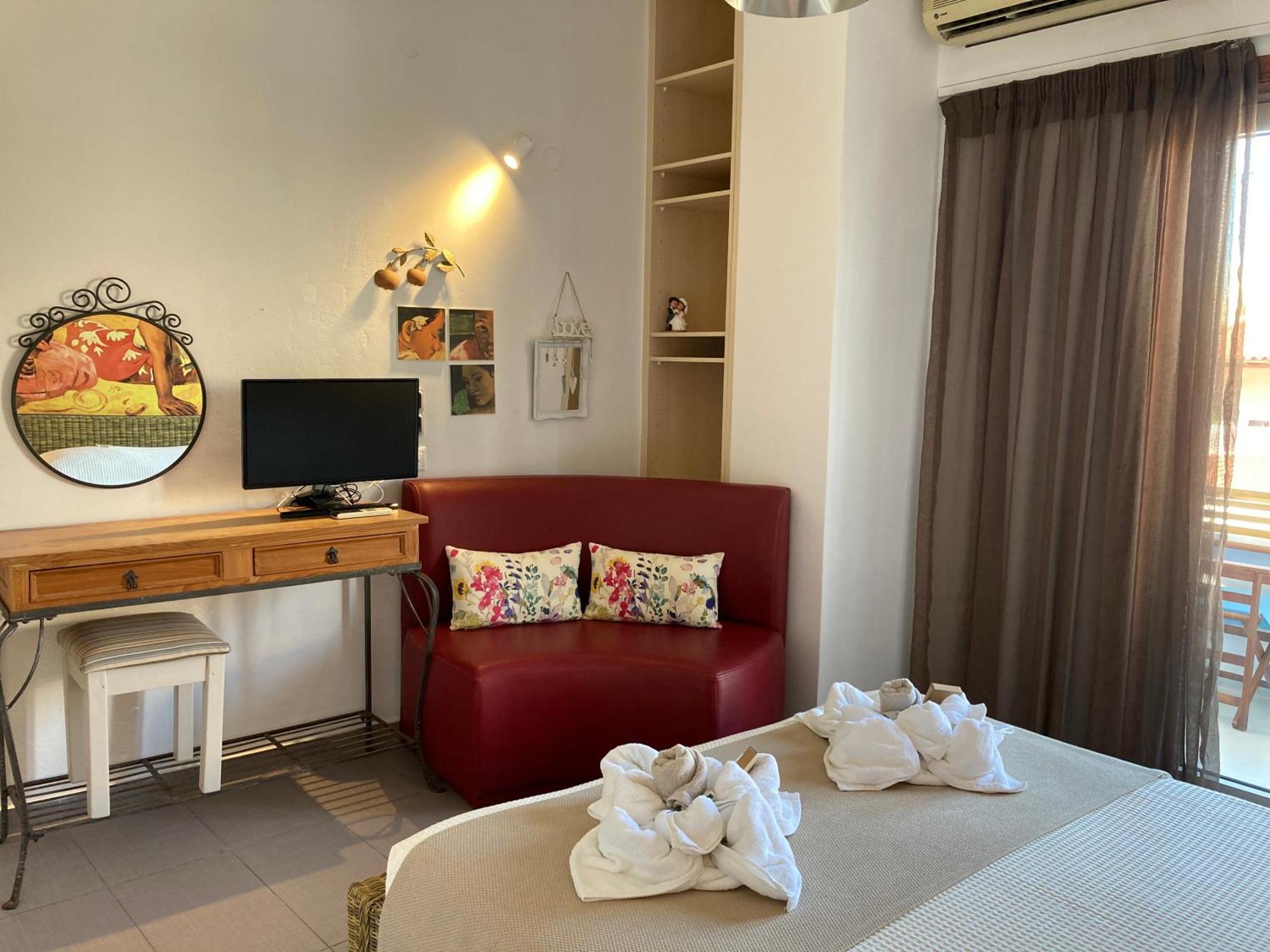Tree Of Life Art Hotel Agia Marina Стая снимка
