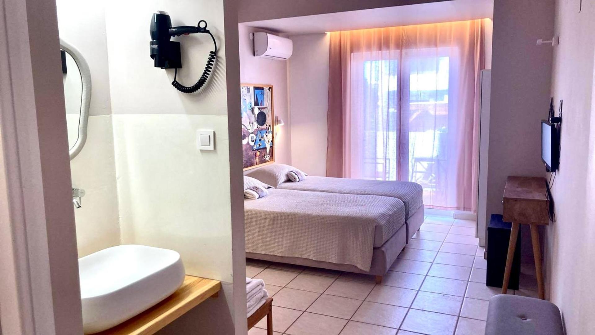 Tree Of Life Art Hotel Agia Marina Екстериор снимка